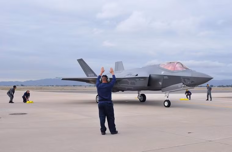 Quay lại hợp đồng F-35A biến thể dành cho JASDF, Nhật Bản đang đặt mua ít nhất 5 chiếc F-35A từ Lockheed Martin. Theo kế hoạch, con số này có thể lên tới 37 chiếc trong tương lai gần. Và Tokyo cũng kỳ vọng sẽ nội địa hóa dòng chiến đấu cơ này tương tự như đã làm với F-16 với biến thể F-2. Nguồn ảnh: JASDF.