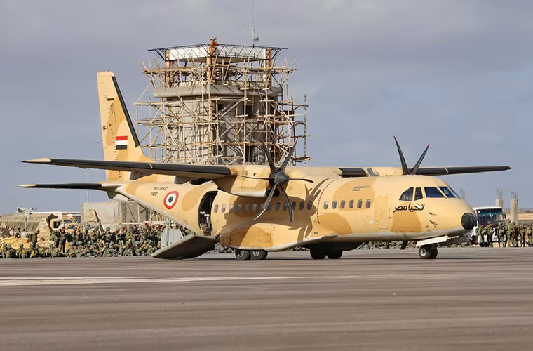 Trong ảnh là một chiếc C-295 của Không quân Ai Cập với màu sơn ngụy trang sa mạc đặc trưng tham gia Defenders of Friendship-2016. Nguồn ảnh: Arms-Expo.