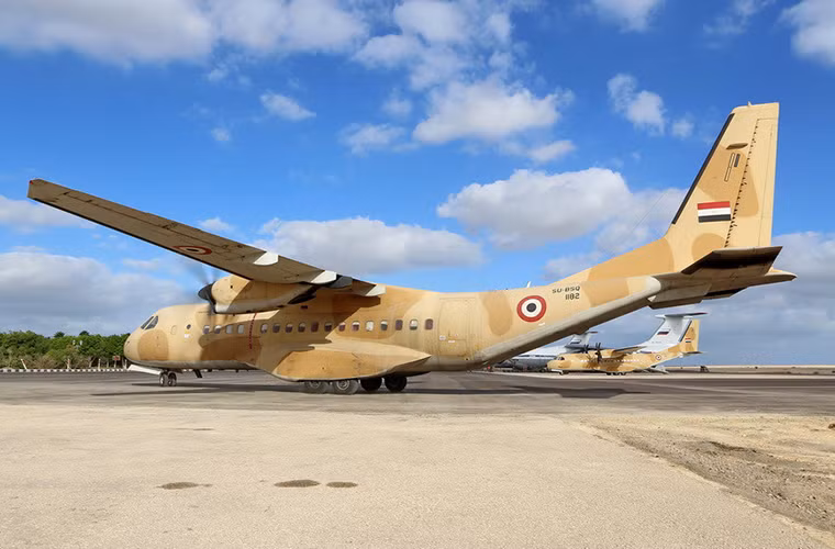 Bên cạnh đó, C-295 cũng có thể được tùy biến thành nhiều biến thể khác nhau như tuần tra biển, tác chiến điện tử, chỉ huy và cảnh báo sớm trên không cho đến cường kích hạng nặng. Với những ưu điểm trên cũng sẽ dễ hiểu khi C-295 nhanh chóng dành được thị phần trên thị trường vũ khí thế giới chỉ sau 15 kể từ lần đầu tiên được giới thiệu. Nguồn ảnh: Arms-Expo.
