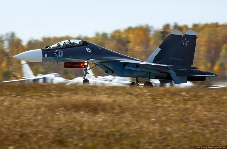 Hãng thông tấn TASS đưa tin, Hải quân Nga đã triển khai thêm ít nhất ba tiêm kích đa năng Su-30SM mới đến bán đảo Crimea. Số máy bay trên đều thuộc biên chế Hạm đội Biển Đen như một phần của kế hoạch hiện đại hóa các đơn vị không quân hải quân của Hải quân Nga tại đây. Nguồn ảnh: bastion-karpenko.