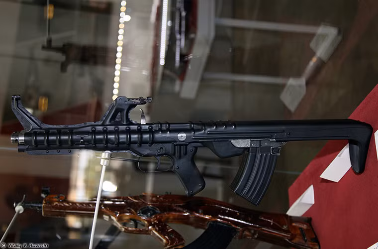 Thiết kế cực dị của mẫu súng trường tấn công ba nòng dạng bullpup TKB-059, nó được German A. Korobov một thiết kế sư thuộc Cục thiết kế Tula chế tạo từ đầu những năm 1960. Dù được đánh giá khá tốt ở các bài bắn thử nghiệm nhưng thiết kế kỳ dị của TKB-059 lại khiến nó bị mất điểm. Nguồn ảnh: Vitaly Kuzmin.