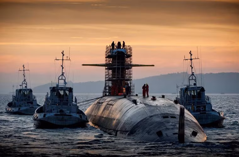 Theo Navy Recognition, như một phần của chương trình "IA M51" (đại tu và thích ứng cho các tên lửa M51), tàu ngầm hạt nhân mang tên lửa đạn đạo Le Téméraire sẽ là chiếc cuối cùng thuộc lớp Triomphant của Hải quân Pháp được nâng cấp để tương thích với tên lửa đạn đạo phóng từ ngầm thế hệ mới của nước này là M51 SLBM. Toàn bộ quá trình nâng cấp sẽ do Tập đoàn DCNS thực hiện tại Île Longue căn cứ tàu ngầm chính của Pháp. Nguồn ảnh: Navy Recognition