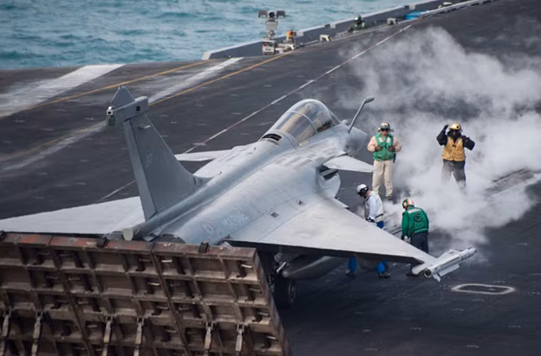 Vào tháng 2 năm sau, tàu sân bay Charles de Gaulle sẽ trở về Pháp để bắt đầu chương trình đại tu nữa vòng đời của mình sau 15 năm hoạt động, và quá trình này sẽ kéo dài ít nhất 18 tháng. Do đó nhiều khả năng đợt diễn tập mới đây giữa Hải quân Pháp và Mỹ là nhầm chuẩn cho việc Pháp kéo dài sứ mệnh chống IS của mình bằng cách triển khai một phần phi đội Rafale M lên trên tàu sân bay Mỹ trong thời gian Charles de Gaulle đại tu. Nguồn ảnh: Navy Recognition.