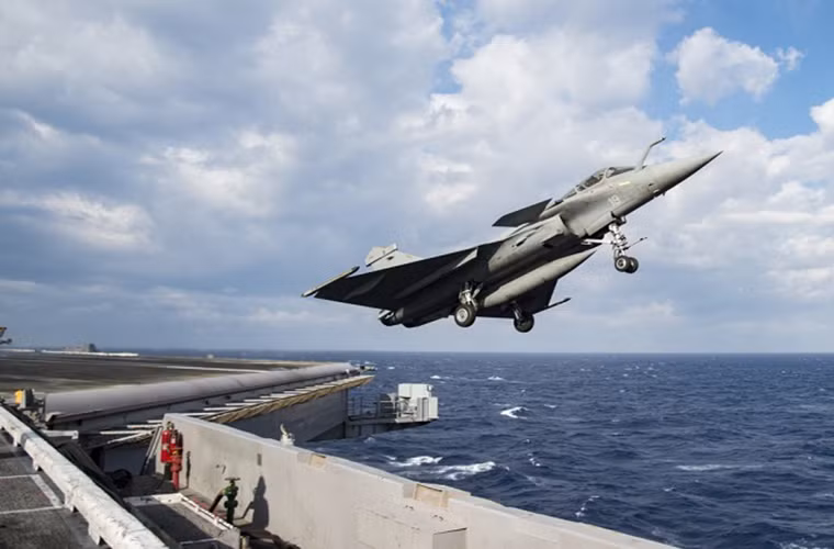 Còn các tính năng kỹ chiến thuật khác Rafale M tương tự như các phiên bản Rafale thông thường, nó có khả năng mang theo tối đa 9.500kg vũ khí các loại với 13 giá treo. Với hệ thống động cơ phản lực chính vẫn là hai động cơ Snecma M88 có công suất 11.250lbf mỗi chiếc cho phép máy bay đạt tới vận tốc 1.912km/h. Nguồn ảnh: Navy Recognition.