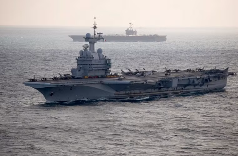 Hiện tại, cả USS Dwight D.Eisenhower và Charles de Gaulle đều là các tàu sân bay dẫn đầu trong các chiến dịch không kích chống lại phiến quân IS đang hoạt động Iraq và Syria từ vùng biển phía đông Địa Trung Hải. Tuy nhiên thời gian tham gia sứ mệnh này của tàu Charles de Gaulle sắp kết thúc. Nguồn ảnh: Navy Recognition.