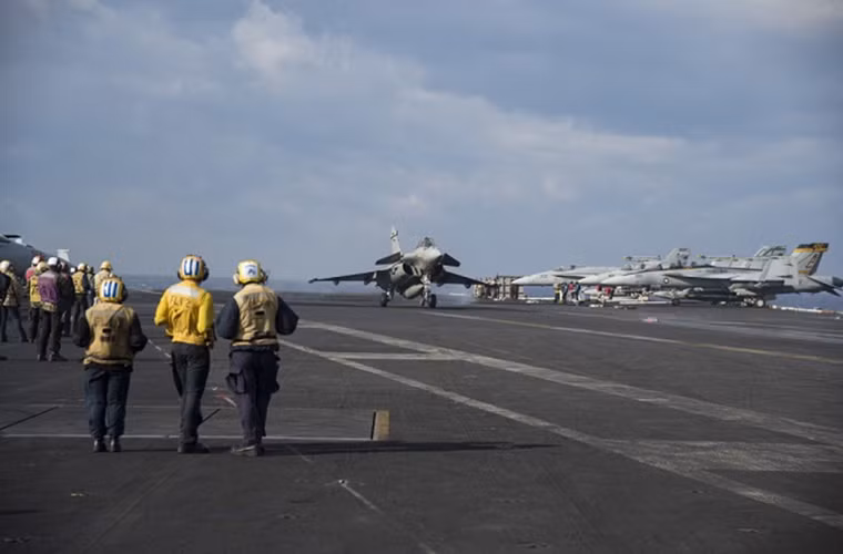 Có một điểm thú vị là Rafale M là dòng tiêm kích duy nhất không do Mỹ chế tạo có thể cất cánh từ tàu sân bay bằng máy phóng hơi nước vốn được xem là thiết kế độc quyền trên các tàu sân bay của Mỹ. Nguồn ảnh: Navy Recognition.