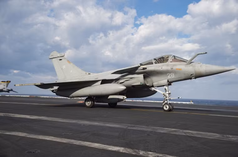 Rafale M là dòng tiêm kích chủ lực Hải quân Pháp hiện tại và biến thể hải quân của dòng tiêm kích đa năng Rafale. So với phiên bản dành cho không quân Rafale M sử dụng khung thân chắc chắn hơn điều này khiến nó nặng hơn các biến thể thông thường 500kg, tất nhiên nó cũng được cải tiến để có thể cất hạ cánh trên tàu sân bay với máy phóng và cáp hãm. Nguồn ảnh: Navy Recognition.