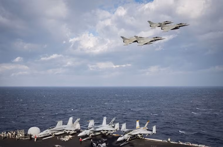 Theo Navy Recognition, trong đợt diễn tập tác chiến chung vào hôm 8/12 trên vùng Biển Địa Trung Hải, hai tàu sân bay USS Dwight D.Eisenhower (CVN 69) của Hải quân Mỹ và Charles de Gaulle của Hải quân Pháp đã có màn phối hợp khá ăn ý khi hỗ trợ cất hạ cánh thành công các tiêm kích trên hạm của nhau trong cùng một thời điểm. Nguồn ảnh: Navy Recognition.
