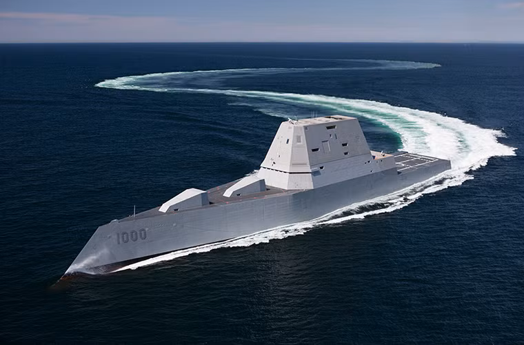 Được đưa vào trang bị chính thức từ tháng 10 năm nay tàu khu trục mang tên lửa USS Zumwalt là một trong những tàu chiến đắt đỏ nhất trong lịch sử Hải quân Mỹ với trị giá hơn 4 tỷ USD. Nó được trang bị hầu hết các công nghệ hàng hải tiên tiến nhất trên thế giới hiện nay. Nguồn ảnh: Navy Live.