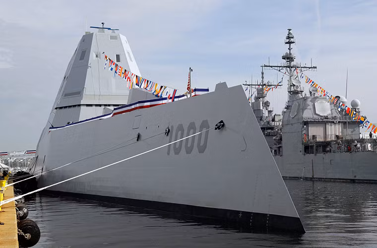 Trong khi đó các quan chức thuộc Bộ Ngoại giao Mỹ vẫn còn khá lạc quan với sự cố của tàu USS Zumwalt và cho rằng đó không phải là thất bại khi trên con tàu này có quá nhiều thứ mới mẻ và cần thời gian để thử nghiệm. Thậm chí họ còn lý giải đó là cái giá tất yếu cho sự thay đổi về mặt công nghệ giúp nước Mỹ duy trì vị thế bá chủ trên biển của mình. Nguồn ảnh: Times Record News.