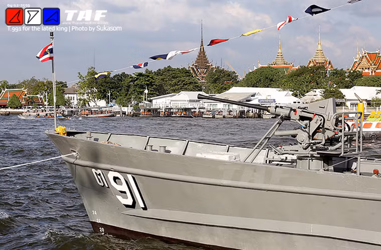 Theo TAF, Hải quân Thái Lan vừa quyết định chuyển đổi tạm thời tàu chiến T.91 đầu tiên nước này thành điểm thăm quan dành cho dân chúng nhằm tưởng nhớ Quốc vương Bhumibol Adulyadej - người đặt nền móng đầu tiên cho chương trình phát triển tàu tuần tra ven bờ của Hải quân Thái Lan từ cuối những năm 1960. Nguồn ảnh: TAF.