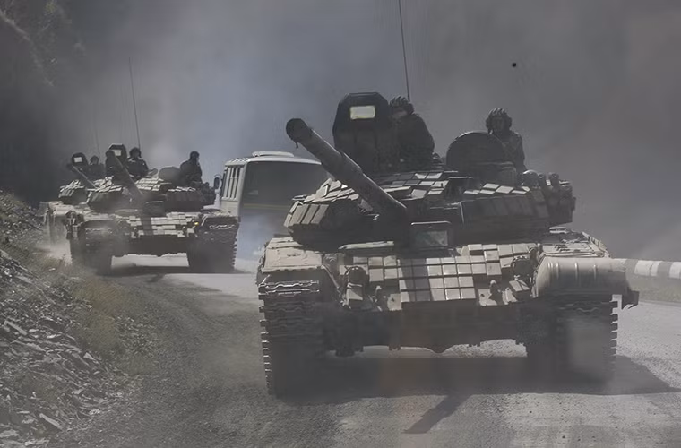 Còn đối với số xe tăng T-72 và xe bọc thép BRDM-2, nhiều khả năng chúng sẽ được lấy ra từ các kho vũ khí dự trữ chiến lược của Quân đội Nga hiện tại vốn luôn được duy trì với số lượng lên tới hàng ngàn chiếc. Nguồn ảnh: Discussion World.