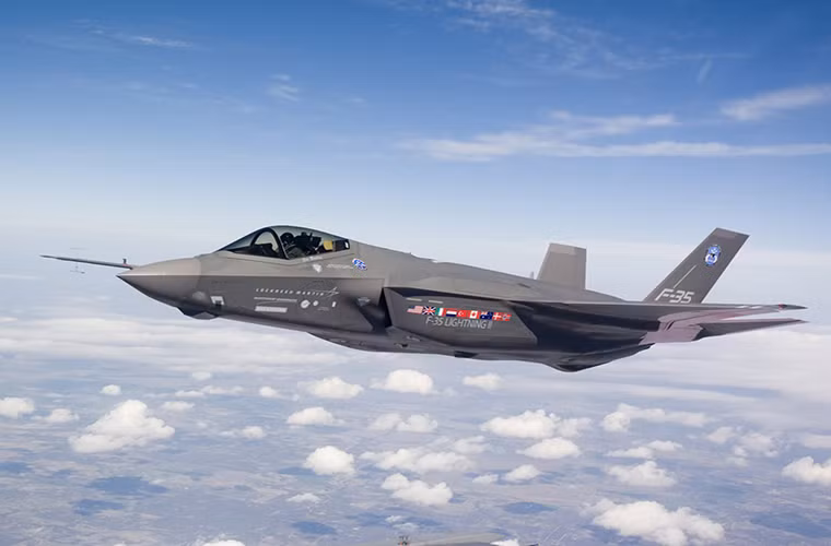 Trong khi đó đối với F-35 thì nó lại là ứng cử viên tiềm năng duy nhất dành cho Ba Lan theo kế hoạch đưa vào trang bị chiến đấu cơ thế hệ thứ năm của nước này sau năm 2020. Dù vậy để Ba Lan có thể mua được F-35 không phải là điều đơn giản ngay cả khi họ dành được sự ủng hộ chính trị từ Washington thì chi phí dành cho một chiếc F-35 lại quá lớn so với khả năng của Warszawa. Nguồn ảnh: Lockheed Martin.