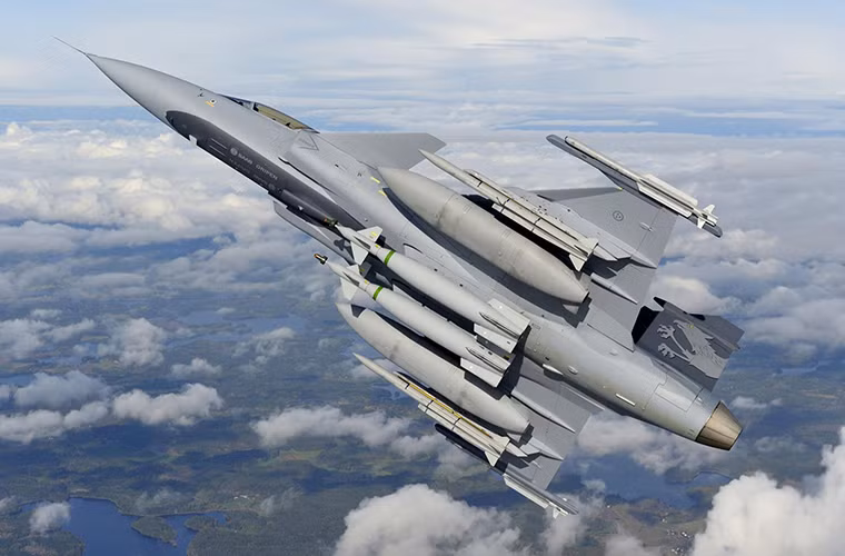 JAS 39 Gripen cũng thiên về khả năng tác chiến đa nhiệm với khả năng triển khai nhiều loại vũ khí khác nhau không đối không, đối đất và cả đối hạm. Khả năng tùy biến của JAS 39 Gripen cũng linh hoạt hơn một số dòng máy bay khác của Mỹ như F-16 hay F/A-18 giúp nó không bị lỗi thời chỉ sau một thời gian ngắn sử dụng. Nguồn ảnh: Gripen.