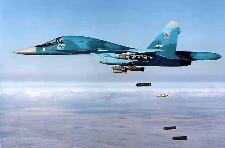 Trong giai đoạn đầu khi tham chiến Không quân Nga triển khai khoảng 12 chiếc Su-24, 12 chiếc Su-25 và 6 chiếc Su-34 tất cả chúng đều được triển khai tại căn cứ không quân Hmeymim. Từ đó các căn cứ quân sự của Nga bắt đầu xuất hiện trên khắp Syria nhất là tại các khu vực chiến lược. Nguồn ảnh: Al-Masdar News.