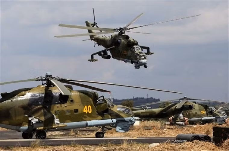 Đối với phiến quân IS, những chiếc Mi-24P của Không quân Nga được xem là cơn ác mộng trên không khi chúng bị đẩy ra khỏi thành phố cổ Palmyra. Dù đã lỗi thời nhưng dưới khả năng điều khiển của phi công Nga Mi-24P trở thành thứ vũ khí lợi hại hơn bao giờ hết, bản thân trang bị của nó cũng không hề tệ khi có thể mang theo 1.5 tấn vũ khí các loại dành cho đối đất chủ yếu là rocket phóng loạt S-8 80mm, pháo tự động 23mm GSh-23 và tên lửa chống tăng dẫn đường 9K114 Shturm. Nguồn ảnh: Business Insider.