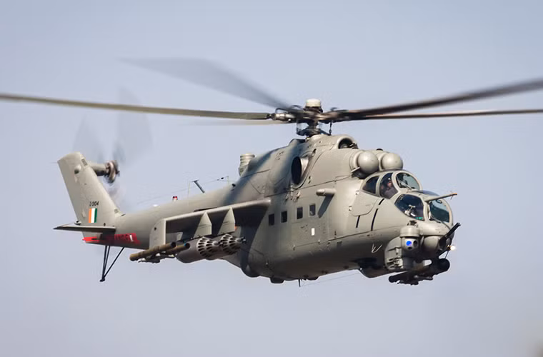 Theo tạp chí quân sự Jane’s đưa tin cho hay, Ấn Độ bàn giao chiếc trực thăng tấn công Mi-24 cuối cùng cho Không quân Afghanistan (AAF) vào hôm 26/11 - trễ gần một năm so với kế hoạch ban đầu do khó khăn trong việc tìm nguồn cung ứng phụ tùng từ Nga. Đây chỉ là một phần trong cam kết hổ trợ quân sự từ New Delhi đối với Kabul. Nguồn ảnh: Indian Defence Forum.