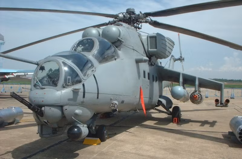 Trực thăng tấn công Mi-25 là phiên bản xuất khẩu được thiết kế trên cơ sở phiên bản Mi-24D, được trang bị một khẩu súng máy 4 nòng 12,7mm Yak-B ở dưới mũi, hai cánh nhỏ mang được 4 pod rocket 57mm hoặc 4 tên lửa chống tăng 9M17 Phalanga hoặc các loại bom. Nguồn ảnh: Khaama