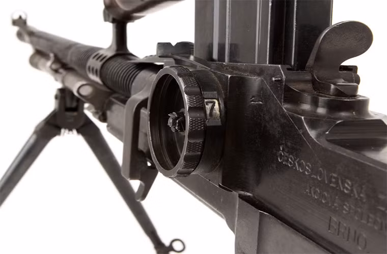 ZB vz. 26 sử dụng cơ chế nạp đạn bằng khí nén với hệ thống trích khí dài, ống trích khí nằm bên dưới nòng súng, bắn với bolt mở và chèn nghiêng để khóa cố định trước khi điểm hỏa. Nòng súng làm mát bằng không khí được khắc các rãnh tròn đồng tâm để nâng cao khả năng tản nhiệt nên trông khá giống một mũi khoan, ngoài ra nếu thấy nòng súng quá nóng và không tản nhiệt kịp thì có thể thay nòng một cách nhanh chóng bằng một khớp nối ngay trên thân súng. Nguồn ảnh: smallarms.ru