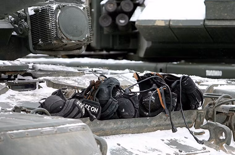 Hình ảnh về T-90A có trong biên chế của Quân đội Nga được xem là khá hiếm mặc dù nó vẫn xuất hiện trong các lễ duyệt binh hoặc hội thao quân sự, do hình ảnh trong huấn luyện hoặc sẵn sàng chiến đấu của T-90A ít khi được Bộ Quốc phòng Nga công bố. Nguồn ảnh: Bộ Quốc phòng Nga.