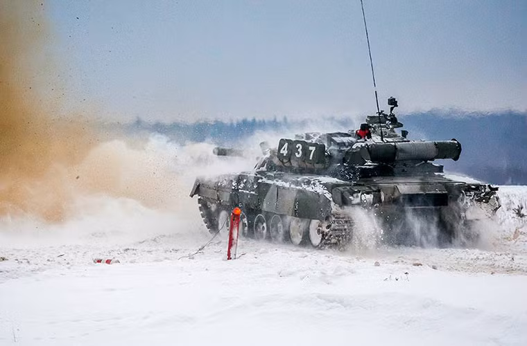 Hiện tại Quân đội Nga đang có kế hoạch nâng cấp hầu hết những chiếc T-80 đang còn hoạt động trong biên chế giúp nó không bị tụt hậu so với các đàn như T-90A hay T-90MS. Trọng tâm của chương trình này là nâng trang thiết bị điện tử và cải thiện hệ thống phòng vệ trên T-80. Nguồn ảnh: Bộ Quốc phòng Nga.