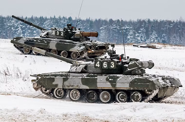 Một mẫu xe tăng chiến đấu chủ lực khác của Nga cũng tham gia huấn luyện mùa đông gần Moscow là T-80UD thuộc Sư đoàn tăng thiết giáp Kantemirovsky số 4th và trung đoàn vệ binh xe tăng số 12. Cả hai đơn vị này đều là lực lượng nòng cốt bảo vệ Moscow trong mọi tình huống. Nguồn ảnh: Bộ Quốc phòng Nga.