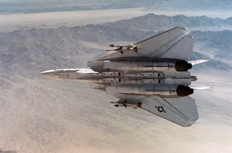 Khi chỉ còn cách mục tiêu 18km, AIM-54 sẽ tự động kích hoạt hệ thống radar chủ động để dẫn đường cho tên lửa tấn công mục tiêu và phạm vi tối thiểu để tên lửa tham gia tấn công mục tiêu là 3.7km với vận tốc hành trình bay có thể đạt tới hơn 4.600km/h hoàn toàn đủ khá năng đánh chặn mọi mục tiêu bay trên không. Nguồn ảnh: Flickr