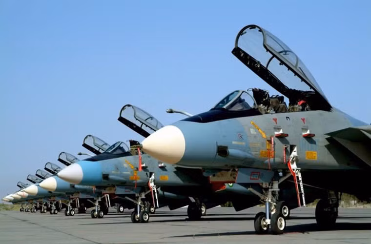 Hiện tại trên thế giới chỉ có duy nhất hai quốc gia từng sử dụng AIM-54 là Mỹ và Iran, trong đó Mỹ đã cho nghỉ hưu AIM-54 từ năm 2004 cùng thời điểm với sự ra đi của F-14. Còn đối với Iran vẫn nước này vẫn duy trì trang bị AIM-54 từ những năm 1980 cho tới nay thậm chí họ còn nội địa hóa mẫu tên lửa này với cái tên là Fakour 90. Nguồn ảnh: IRNA