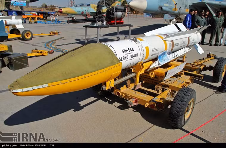 AIM-54 được thiết kế với kiểu cánh khác biệt với tên lửa hiện đại, trên thân được bố trí đến 4 cánh tứ giác kéo dài nửa thân về đuôi, đuôi được bố trí 4 cánh lái hình chữ nhật. Chiều dài cơ sở của tên lửa là 4m, nặng tới 470kg và nó được trang bị một đầu đạn nổ cực mạnh nặng 61kg. Nguồn ảnh: IRNA