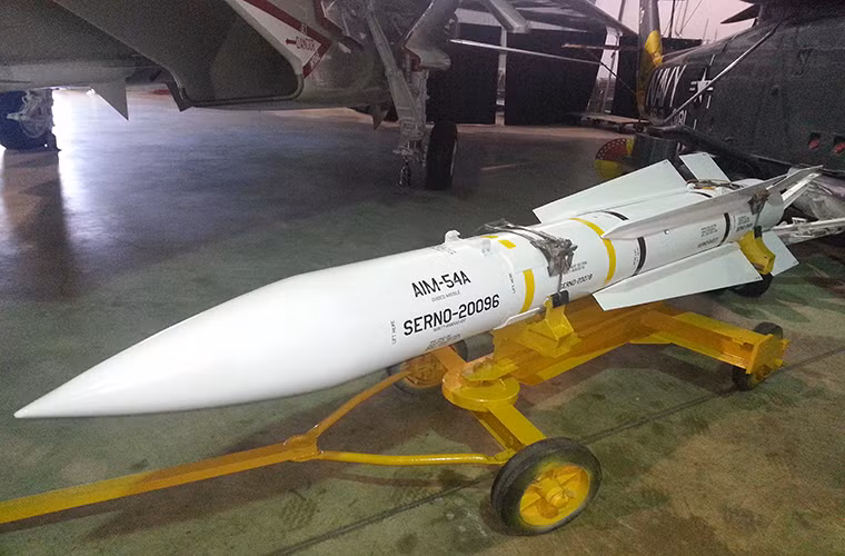 Nếu AIM-120 được xem là mẫu tên lửa không đối không tầm xa tốt nhất của Mỹ hiện nay, thì trước đó họ còn sở hữu một mẫu tên lửa khác còn tốt hơn thế là AIM-54 Phoenix - cơn ác mộng trên không đối với các phi công Liên Xô trong suốt Chiến tranh Lạnh. Nguồn ảnh: Wikipedia.