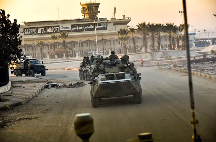Theo Bộ Quốc phòng Nga, sau khi thành phố Aleppo và các khu vực lân cận được Quân đội chính phủ Syria giải phóng, Quân đội Nga tại Syria đã ngay lập tức bắt tay vào các hoạt động tái thiết hổ trợ dân sinh ở các khu vực trên. Trong đó nhiệm vụ dọn dẹp bom mìn và vật liệu nổ được đặt lên hàng đầu. Nguồn ảnh: Bộ Quốc phòng Nga.