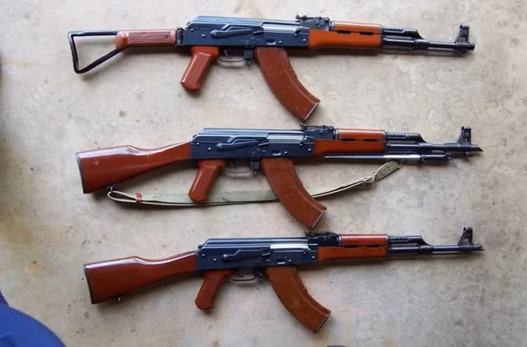So với Type 56, Type 56-2 có thiết kế gọn hơn rất nhiều với việc loại bỏ các chi tiết phụ như lưỡi lê cố định hay cải tiến vật liệu chế tạo. Kiểu báng gấp kim loại của nó cũng được làm khác đi so với AKMS với báng súng được gấp về phía bên trái của thân súng ngay vị trí cò và hộp tiếp đạn. Nguồn ảnh: thechineseak-47.com
