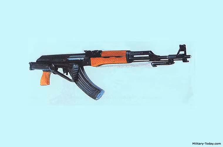 Giống như trường hợp của Liên Xô, trong quá trình sử dụng Type 56, mẫu súng này lộ nhiều điểm hạn chế nhất định như có trọng lượng quá lớn và độ chính xác thấp. Do đó trong đầu những năm 1960 Quân đội Trung Quốc đã bắt đầu nghĩ tới việc tìm cách thay thế Type 56 hay ít nhất là cải tiến nó trong bối cảnh Moscow ngưng hợp tác quân sự với Bắc Kinh. Nguồn ảnh: military-today.