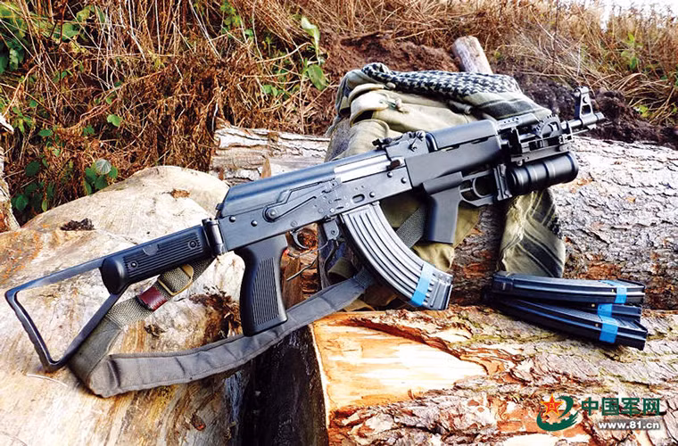 Nếu Type 56 được Trung Quốc sản xuất dựa trên giấy phép của Liên Xô như một biến thể của súng trường tấn công AK-47, thì ở trường hợp của Type 56-2 lại hoàn toàn khác khi nó được phát triển trong giai đoạn mối quan hệ giữa Bắc Kinh và Moscow xấu đi trong những năm 1970. Tuy nhiên, súng trường tấn công Type 56-2 vẫn may mắn thừa hưởng các cải tiến từ AKM giúp nó hoạt động ổn định hơn người tiền nhiệm Type 56 của mình. Nguồn ảnh: cn1n.com