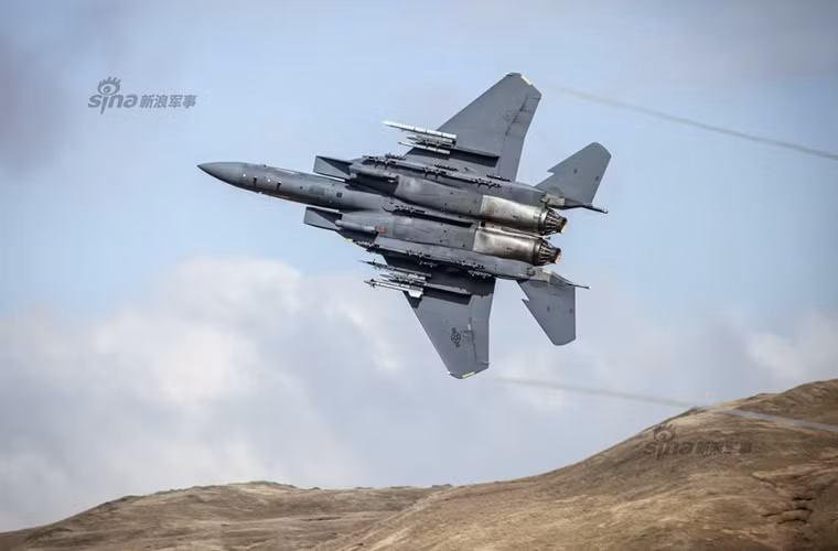 Vai trò F-15 2040C không gì khác chính là hỗ trợ cho phi đội chiến đấu cơ tàng hình F-22 Raptor. Và nó sẽ là sự bổ sung cần thiết trong giai đoạn “con cưng” lắm tài nhiều tật F-35A của Không quân Mỹ được đưa vào trang bị. Thậm chí trong tình huống xấu nhất nếu chương trình F-35 không thành công thì F-15 hay các biến thể của nó vẫn có thể tiếp tục sứ mệnh của mình. Nguồn ảnh: Sina.