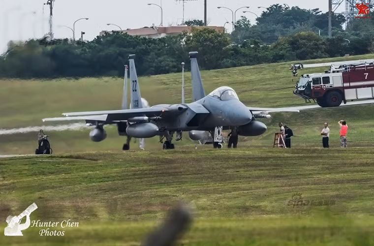 Kể từ khi được giới thiệu lần đầu tiên vào năm 1976, cho đến nay F-15 đã phục vụ trong Không quân Mỹ đã tròn 40 năm, nó là mẫu tiêm kích chiến thuật 2 động cơ phản lực có thể hoạt động trong mọi thời tiết, được thiết kế để chiếm lĩnh và duy trì ưu thế trên không trong chiến đấu. Và nhiệm vụ chính là của F-15 khi đó là đè bẹp mọi chiến đấu cơ của Liên Xô trong một trận không chiến. Nguồn ảnh: Sina.