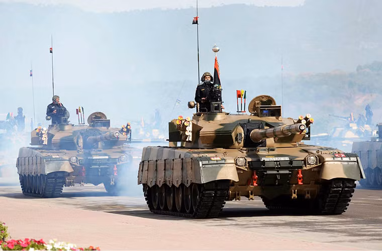 Theo đó phía Ukraine sẽ hỗ trợ Pakistan nâng cấp hơn 200 động cơ diesel dành cho Al-Khalid, cùng với đó là tư vấn hỗ trợ kỹ thuật sau bán hàng. Buổi ký kết trên còn có sự tham gia của Bộ trưởng Quốc phòng Ukraine Stepan Poltorak và các quan chức quân sự cấp cao giữa hai nước. Nguồn ảnh: Daily Pakistan