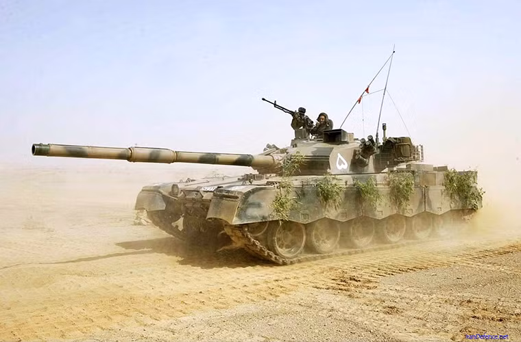Thiết kế của Al-Khalid về cơ bản giống nhiều mẫu xe tăng hiện đại do Trung Quốc phát triển dành cho thị trường xuất khẩu. Tuy nhiên do được phát triển ở biến thể ban đầu của Type 90II nên Al-Khalid có thiết kế khá đơn giản và không được trang bị hệ thống phòng vệ đủ mạnh. Khác biệt duy nhất giữa Al-Khalid và Type 90II là cụm giáp phản ứng nổ được lắp thêm phía trước tháp pháo. Nguồn ảnh: Iran Defence