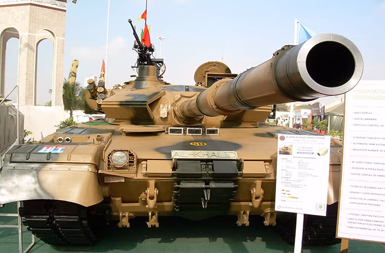 Theo Army Recognition, Tổ hợp công nghiệp nặng quân sự Taxila của Pakistan và Tổng công ty xuất nhập khẩu các thiết bị quân sự Ukrspecexport của Ukraine vừa ký kết một biên bản ghi nhớ về hợp đồng hiện đại hóa dòng xe tăng Al-Khalid của Pakistan do phía Ukrspecexport thực hiện. Nguồn ảnh: Pakistan Defence.