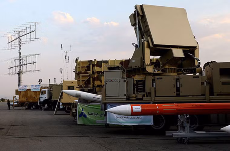 Trong gần 10 năm bị cấm vận, Iran vẫn tự tin phát triển ngành công nghiệp quốc phòng của mình. Tuy nhiên, chừng đó vẫn chưa đủ để nước này có thể hiện đại hóa quân đội. Và với sự hỗ trợ của Nga quá trình trên sẽ diễn ra nhanh hơn bao giờ hết. Dù còn quá sớm để nói về một chương trình hợp tác quân sự chung giữa Nga và Iran nhưng điều này vẫn có thể xảy ra trong tương lai gần. Nguồn ảnh: FARS News.
