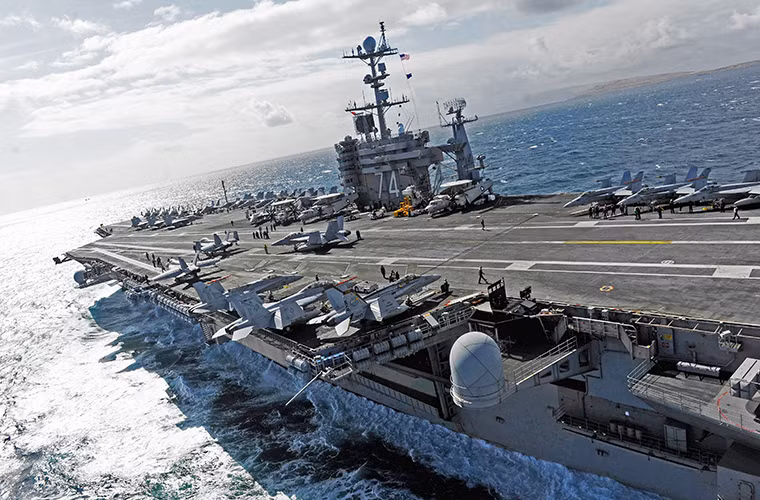 Trước đó là vào năm 2011, một chiếc tiêm kích F/A-18 Hornet đã bất ngờ nổ tung khi cố gắng cất cánh từ tàu sân bay USS John S. Stennis. Và còn hàng chục tai nạn không tên khác xảy ra trên các tàu sân bay của Mỹ trong suốt những năm qua. Nguồn ảnh: jalopnik.com.