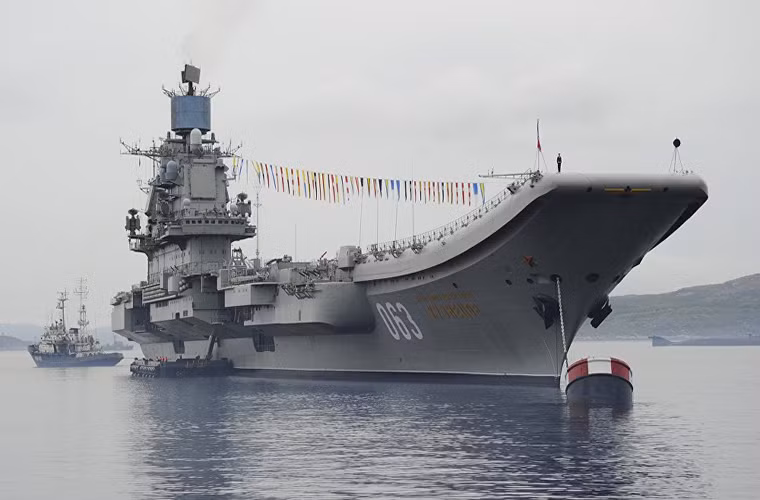 Theo Sputnik, sau một loạt sự cố trên tàu sân bay Đô đốc Kuznetsov chỉ trong chưa đầy hai tuần, truyền thông Phương Tây dường như đang khai thác hết cỡ đề tài này trên các mặt báo của mình, thậm chí họ còn so sánh con tàu cũ kỹ gần 30 năm tuổi này với các tàu sân bay hiện đại nhất của Mỹ và Châu Âu như một điều hiển nhiên. Nguồn ảnh: Sputnik.