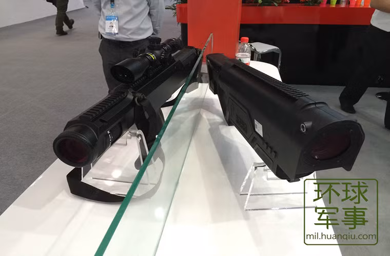 Dù còn khá mới mẻ nhưng vũ khí laser lại sở hữu khá nhiều ưu điểm mà một mẫu vũ khí thông thường không có được như tốc độ bắn nhanh tương đương tốc độ ánh sáng, độ chính xác cao, có khả năng điều khiển đường đạn hoặc thay đổi mục tiêu, không giật hay tạo tiếng ồn khi hoạt động và đạn dành cho vũ khí laser rẻ hơn so với vũ khí thông thường. Nguồn ảnh: mil.huanqiu.com.