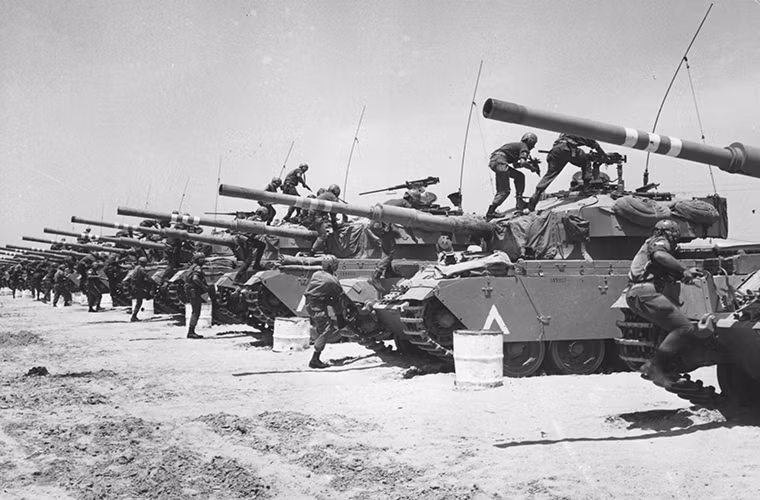 Tuy nhiên, người Anh chỉ có công tạo nên Centurion còn Israel mới là quốc gia biến mẫu xe tăng này huyền thoại khi những chiếc Centurion trong các cuộc xung đột với các quốc gia Ả Rập. Điển hình như trận "The Valley of Tears" diễn ra tại Cao nguyên Golan trong Chiến tranh Yom Kippur vào năm 1973. Gần 100 chiếc Centurion của Lữ đoàn Thiết giáp số 7 Israel đã đánh bại 500 chiếc T-55 và T-62 của Quân đội Syria. Nguồn ảnh: Benno's Figures