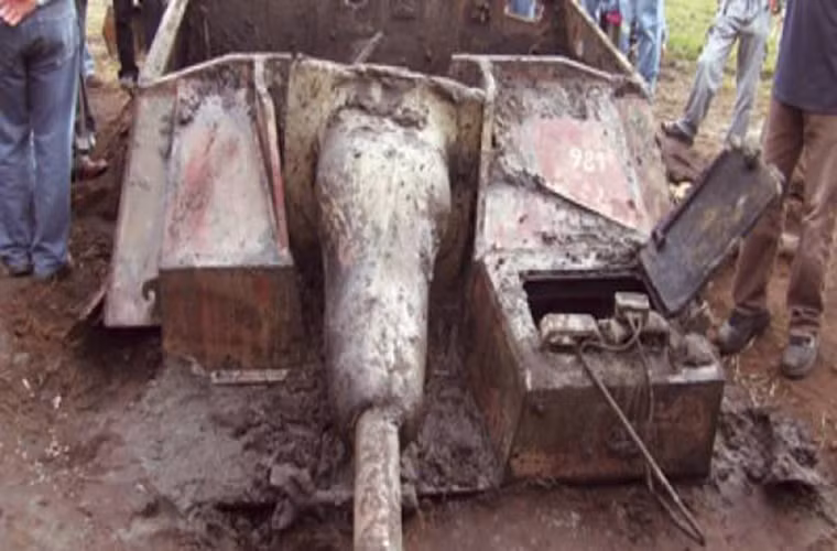 Còn đây là phần tháp pháo cố định 75mm StuK 40 L/48 của Stug IV với hình dáng hầu như không có sự thay đổi sau 60 năm ở dưới nước. Nguồn ảnh: The Vintage News.
