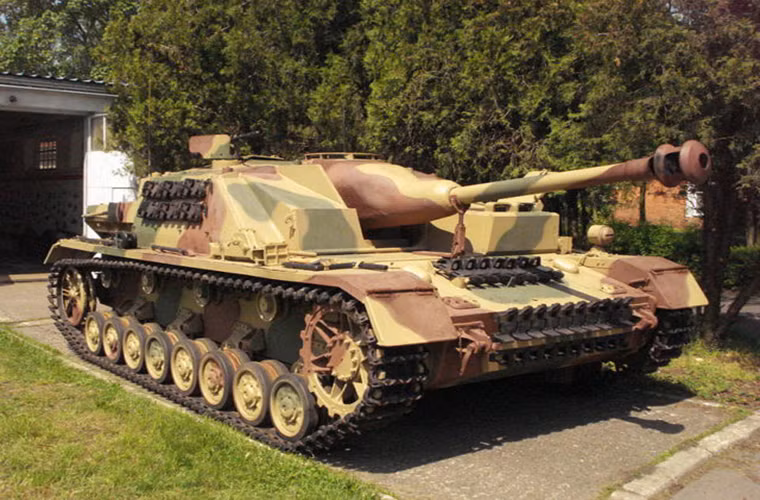 Dù vậy Stug IV chỉ có một số cơ hội nhất định để hạ T-34 trên chiến trường và khi bỏ qua chúng, tỉ lệ nó bị bắn hạ lại cao hơn nhiều so với T-34, một phần do thiết kế tháp pháo cố định của nó thiết cơ động của Stug IV. Trong ảnh là là chiếc Stug IV ở Rgilewka sau khi được phục chế hoàn toàn với hình dáng như mới sau hàng chục năm nằm dưới bùn. Nguồn ảnh: The Vintage News.