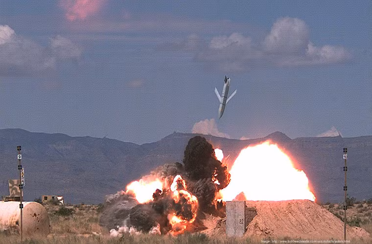 AGM-158 có trọng lượng lên tới hơn 1 tấn và được trang bị một đầu đạn xuyên phá nặng 450 kg đủ khả năng phá hủy các công trình nổi lẫn ngầm của đối phương ở khoảng cách hơn 370km đối với biến thể JASSM và 930km với biến thể JASSM-ER. Nguồn ảnh: YouTube