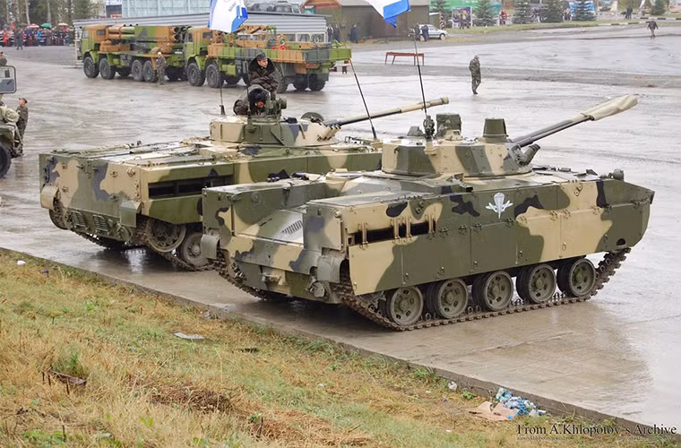 Một trong điểm nhấn của xe chiến đấu đổ bộ BMD-5 chính là sự thay đổi trong vị trí đặt hệ thống động cơ. Tất cả các biến thể BMD trước đây đều đặt động cơ ở phía sau thân xe điều này khiến bộ binh đi theo xe dễ bị tổn thương trước hỏa lực bắn thẳng của địch khi được triển khai. Còn đối với BMD-5, động cơ của nó sẽ được đặt phía trước thân xe nhằm mở rộng khoang chứa quân cũng như cửa độ bộ giúp bảo vệ bộ binh tốt hơn trong mọi tình huống. Nguồn ảnh: MilitaryRussia.Ru