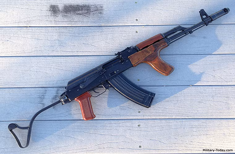 Dù được thiết kế dựa trên AK-74 nhưng AIMS-74 vẫn chịu ảnh hưởng từ mẫu súng trường tấn công trước đó của Romanian là AIM. Bản thân AIMS-74 cũng nặng hơn AK-74 tới 600g khi nặng tới 3.6kg chưa bao gồm đạn. Bên cạnh đó cơ chế bắn của nó cùng khác biệt hoàn toàn so với AK-74. Nguồn ảnh: military-today.
