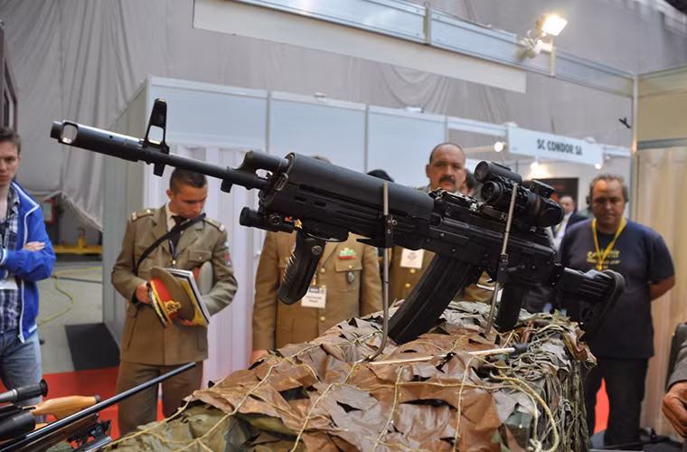 Năm 2012, Romanian cũng giới thiệu một biến thể NATO hóa của AIMS-74 và thay vì sử dụng đạn 5.45mm nó lại sử dụng đạn 5.56mm với hộp tiếp đạn tiêu chuẩn STANAG tương tự như các mẫu súng trường tấn công của NATO hiện tại. Tuy nhiên từ đó cho tới nay biến thể này vẫn chưa xuất hiện trở lại. Nguồn ảnh: archive.kaskus.